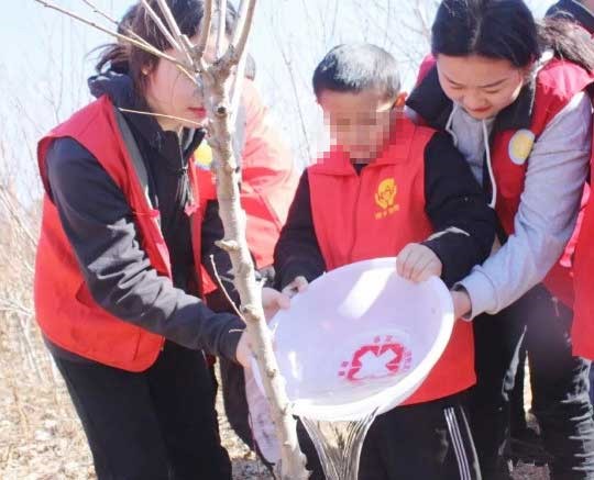 岱岳博爱康复中心举办种植亲子树活动，60余名残障儿童种下“希望林”