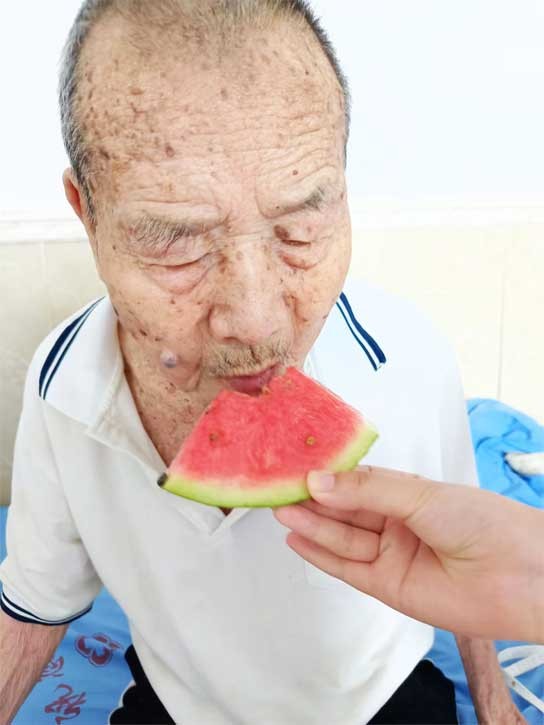 炎炎夏日，泰安圣康养老中心处的西瓜最能带来一丝清凉